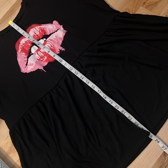 Torrid Black Heart Lips Babydoll Tee Size 3 - Picture 7 of 10